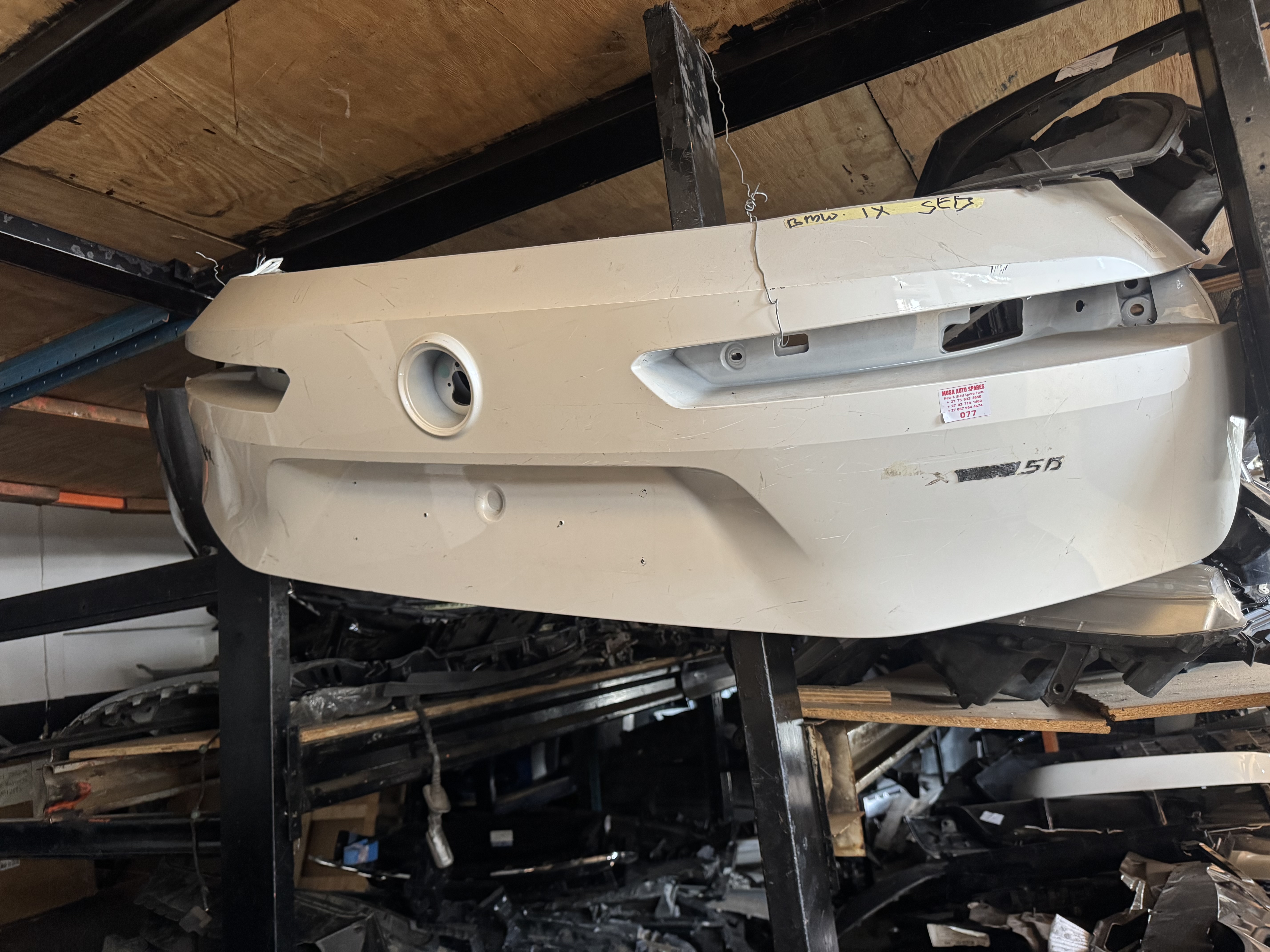 BMW ix tailgate